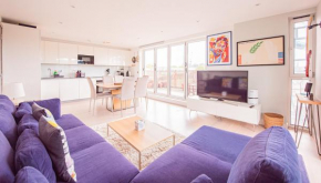Modern 2 Bed Flat in Battersea Close to Transport